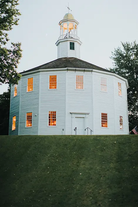 Picture of a historical white round church.